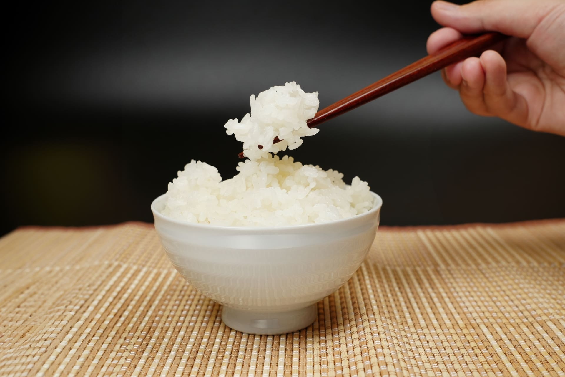 マナー違反に注意！正しい箸の使い方